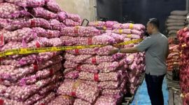 petugas kepolisian menyita total 23.146 kilogram atau 23,146 ton bawang dan cabai kering dari dua lokasi,(Dok.Humas Polri)