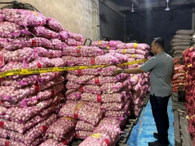 petugas kepolisian menyita total 23.146 kilogram atau 23,146 ton bawang dan cabai kering dari dua lokasi,(Dok.Humas Polri)