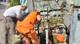 Foto Lurah Kapuk, M. Arief Budiman bersama PPSU, saat membersihkan saluran air di Kapuk Sawah RW 10. (Foto: Rwn)