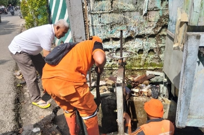 Foto Lurah Kapuk, M. Arief Budiman bersama PPSU, saat membersihkan saluran air di Kapuk Sawah RW 10. (Foto: Rwn)