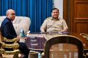 Presiden Prabowo Subianto menerima laporan Menteri Investasi dan Hilirisasi Rosan Roeslani terkait capaian realisasi investasi kuartal I 2026 di Kompleks Istana Kepresidenan, Jakarta, Selasa (21/4/2026) (Dok.Sekretariat Presiden)