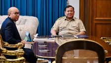 Presiden Prabowo Subianto menerima laporan Menteri Investasi dan Hilirisasi Rosan Roeslani terkait capaian realisasi investasi kuartal I 2026 di Kompleks Istana Kepresidenan, Jakarta, Selasa (21/4/2026) (Dok.Sekretariat Presiden)