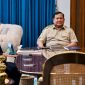 Presiden Prabowo Subianto menerima laporan Menteri Investasi dan Hilirisasi Rosan Roeslani terkait capaian realisasi investasi kuartal I 2026 di Kompleks Istana Kepresidenan, Jakarta, Selasa (21/4/2026) (Dok.Sekretariat Presiden)