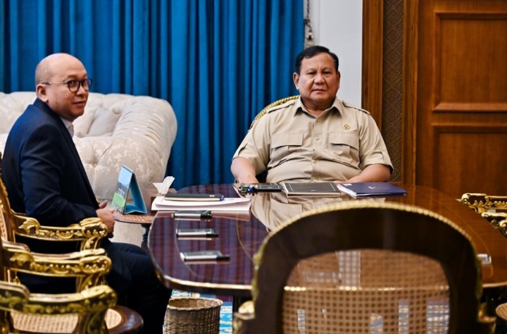 Presiden Prabowo Subianto menerima laporan Menteri Investasi dan Hilirisasi Rosan Roeslani terkait capaian realisasi investasi kuartal I 2026 di Kompleks Istana Kepresidenan, Jakarta, Selasa (21/4/2026) (Dok.Sekretariat Presiden)