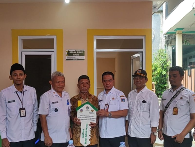 BAZNAS (BAZIS) Jakarta Barat  bedah rumah warga kapuk Darmono, warga RT 017 RW 16, Kelurahan Kapuk, Kecamatan Cengkareng, Jakarta Barat (Foto.Istw)