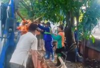 Puluhan Bangli dan lapak Pedagang Kaki Lima (PKL) yang berdiri di sepanjang bantaran Kali Cengkareng Drain, Jalan Kembangan Baru, Kelurahan Kembangan Utara, ditertibkan (Foto.Istw)