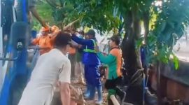 Puluhan Bangli dan lapak Pedagang Kaki Lima (PKL) yang berdiri di sepanjang bantaran Kali Cengkareng Drain, Jalan Kembangan Baru, Kelurahan Kembangan Utara, ditertibkan (Foto.Istw)