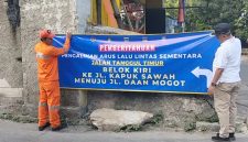 Foto Lurah Kapuk M.Arief Budiman saat memasang spanduk informasi di Tanggul Timur kelurahan Kapuk, Cengkareng, Jakarta Barat (26/4/2026)