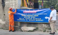 Cegah Kendaraan Besar Terjebak Penutupan Jalan, Kelurahan Kapuk Pasang Spanduk Informasi