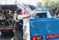 Petugas Gabungan Gelar Operasi Bulan Tertib Trotoar di Kebon Jeruk Jakarta Barat 
