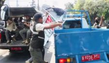 Petugas Gabungan Gelar Operasi Bulan Tertib Trotoar di Kebon Jeruk Jakarta Barat 