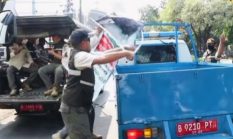 Personel Gabungan Tertibkan PKL dan Reklame di Kebon Jeruk