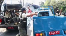 Petugas Gabungan Gelar Operasi Bulan Tertib Trotoar di Kebon Jeruk Jakarta Barat 