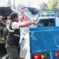 Petugas Gabungan Gelar Operasi Bulan Tertib Trotoar di Kebon Jeruk Jakarta Barat 