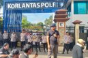 Ratusan sopir angkutan barang menggelar aksi damai di depan Gedung Korlantas Polri, Jakarta Selatan, Jumat (1/5/2026)