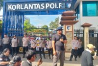 Ratusan sopir angkutan barang menggelar aksi damai di depan Gedung Korlantas Polri, Jakarta Selatan, Jumat (1/5/2026)