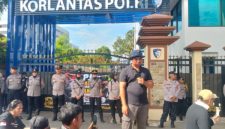 Ratusan sopir angkutan barang menggelar aksi damai di depan Gedung Korlantas Polri, Jakarta Selatan, Jumat (1/5/2026)