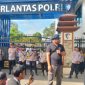 Ratusan sopir angkutan barang menggelar aksi damai di depan Gedung Korlantas Polri, Jakarta Selatan, Jumat (1/5/2026)