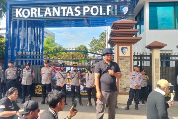 Ratusan sopir angkutan barang menggelar aksi damai di depan Gedung Korlantas Polri, Jakarta Selatan, Jumat (1/5/2026)