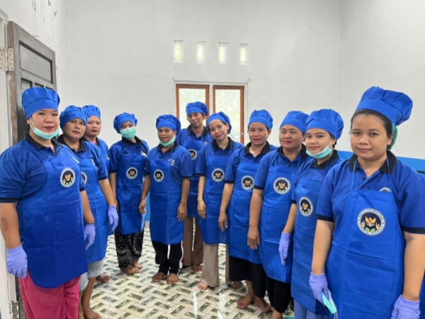 Warga setempat dilibatkan dalam pengelolaan kebersihan, khususnya sebagai tenaga jasa angkut sampah dan limbah dari aktivitas dapur MBG
