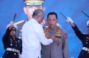 Kapolri Jenderal Listyo Sigit Prabowo menerima tanda kehormatan Adhi Bhakti Senapati dari Badan Siber dan Sandi Negara (Dok.Polri)