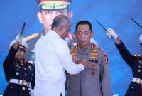 Kapolri Jenderal Listyo Sigit Prabowo menerima tanda kehormatan Adhi Bhakti Senapati dari Badan Siber dan Sandi Negara (Dok.Polri)