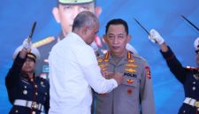 Kapolri Jenderal Listyo Sigit Prabowo menerima tanda kehormatan Adhi Bhakti Senapati dari Badan Siber dan Sandi Negara (Dok.Polri)