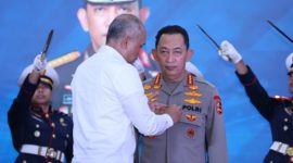 Kapolri Jenderal Listyo Sigit Prabowo menerima tanda kehormatan Adhi Bhakti Senapati dari Badan Siber dan Sandi Negara (Dok.Polri)