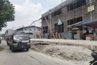 Proyek dikapuk diduga Serobot lahan Fasum di hentikan 