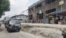 Proyek dikapuk diduga Serobot lahan Fasum di hentikan 