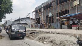 Proyek dikapuk diduga Serobot lahan Fasum di hentikan 