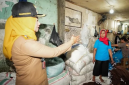 Foto Istimewa Walikota Jakarta Barat Iin Mutmainnah saat meninjau home industry konveksi di RW 02 Kelurahan Duri Utara.