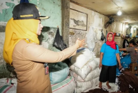 Foto Istimewa Walikota Jakarta Barat Iin Mutmainnah saat meninjau home industry konveksi di RW 02 Kelurahan Duri Utara.