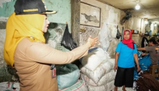 Foto Istimewa Walikota Jakarta Barat Iin Mutmainnah saat meninjau home industry konveksi di RW 02 Kelurahan Duri Utara.