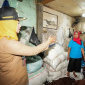 Foto Istimewa Walikota Jakarta Barat Iin Mutmainnah saat meninjau home industry konveksi di RW 02 Kelurahan Duri Utara.