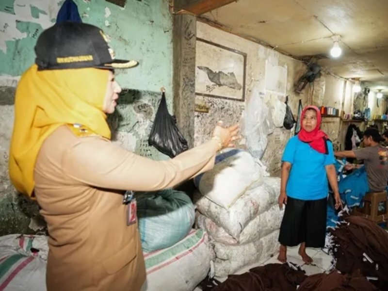 Foto Istimewa Walikota Jakarta Barat Iin Mutmainnah saat meninjau home industry konveksi di RW 02 Kelurahan Duri Utara.