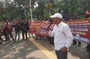 Massa Ahli Waris saat melakukan unjuk rasa di depan balaikota DKI Jakarta