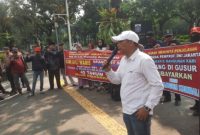 Massa Ahli Waris saat melakukan unjuk rasa di depan balaikota DKI Jakarta