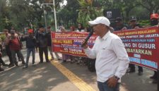 Massa Ahli Waris saat melakukan unjuk rasa di depan balaikota DKI Jakarta