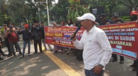Massa Ahli Waris saat melakukan unjuk rasa di depan balaikota DKI Jakarta