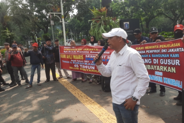 Massa Ahli Waris saat melakukan unjuk rasa di depan balaikota DKI Jakarta