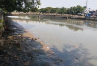 Kondisi kali Cengkareng di kawasan kapuk yang di penuhi sedimen lumpur 