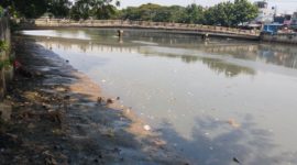 Kondisi kali Cengkareng di kawasan kapuk yang di penuhi sedimen lumpur 