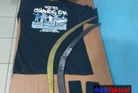 Sejumlah barang bukti yang diamankan dari para pelaku saat melakukan pembacokan brutal terhadap dua pemuda di kawasan Fly Over Taman Cibodas, Jatiuwung, Kota Tangerang, Jumat (22/5/2026). Dok.istw 