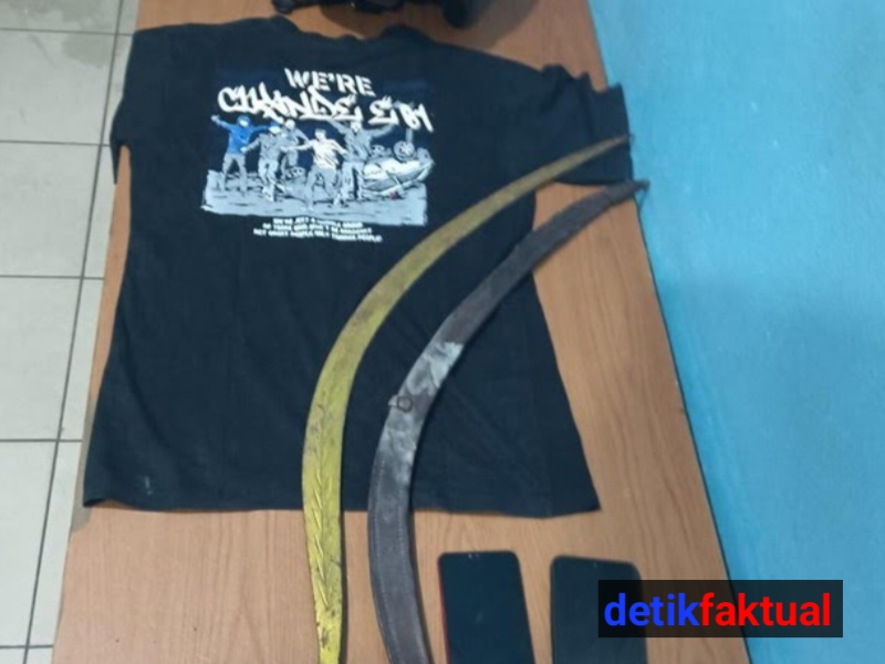 Sejumlah barang bukti yang diamankan dari para pelaku saat melakukan pembacokan brutal terhadap dua pemuda di kawasan Fly Over Taman Cibodas, Jatiuwung, Kota Tangerang, Jumat (22/5/2026). Dok.istw 