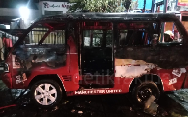 Angkot terbakar di kapuk raya 