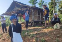 Foto warga Tangerang yang berkunjung dan menikmati Kabut pagi yang menyelimuti perbukitan di kawasan Baduy Dalam, Lebak, Banten (Detikfaktual.com)
