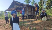Foto warga Tangerang yang berkunjung dan menikmati Kabut pagi yang menyelimuti perbukitan di kawasan Baduy Dalam, Lebak, Banten (Detikfaktual.com)