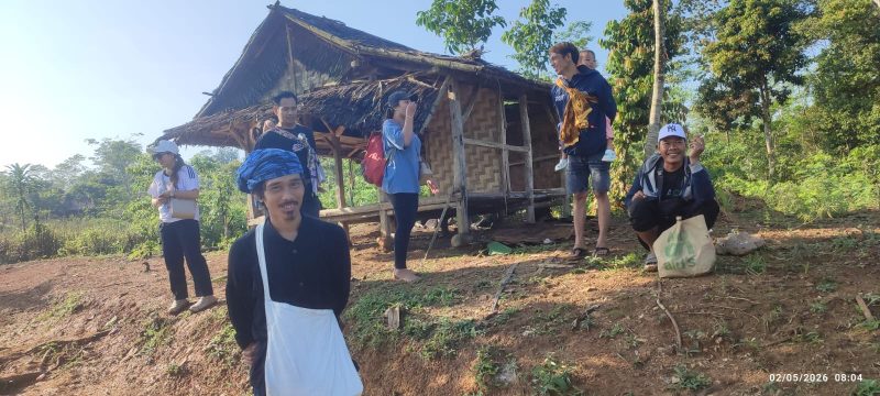 Foto warga Tangerang yang berkunjung dan menikmati Kabut pagi yang menyelimuti perbukitan di kawasan Baduy Dalam, Lebak, Banten (Detikfaktual.com)