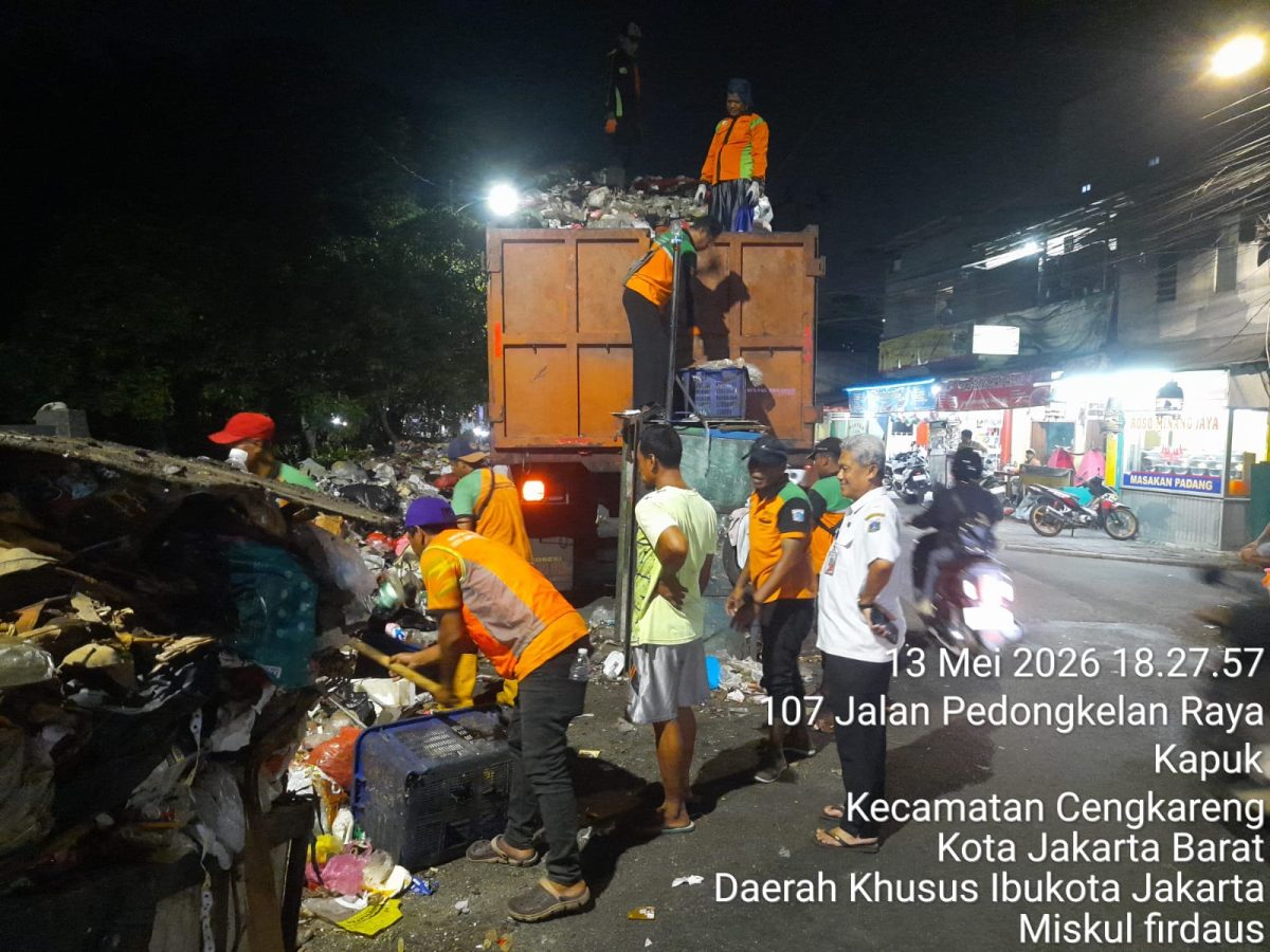 Lurah Kapuk M Arief Budiman saat memimpin kegiatan pembersihan sampah di jalan pedongkelan 